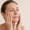 lumiade-pdp-radiance-essence-lifestyle-clinical-v1 Applying Yun First Essence to cleansed skin